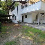 Relaxing In A Spacious Flat Rosolina Mare