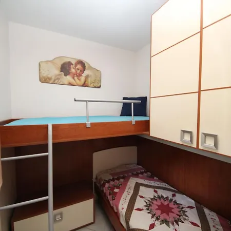 Relaxing In A Spacious Flat דירה *