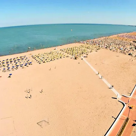 Relaxing In A Spacious Flat Rosolina Mare